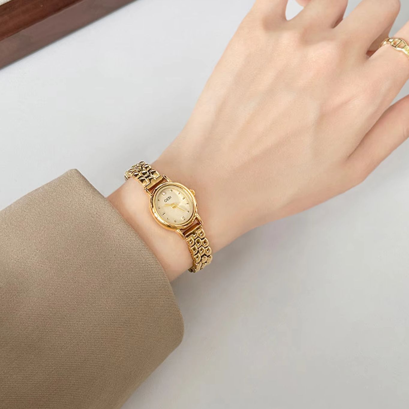 女性用オリジナル高級ブランド腕時計、レトロなゴールデンオーバ - Luxury Watch Index のレビューと価格