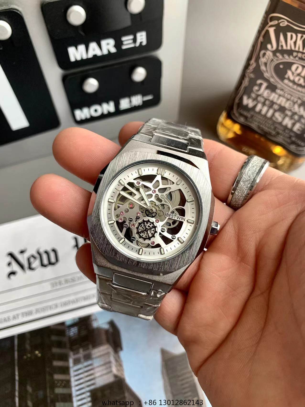 スチール製防水パーソナライズド中空非機械式高級ゴールドグリー - Luxury Watch Green のレビューと価格